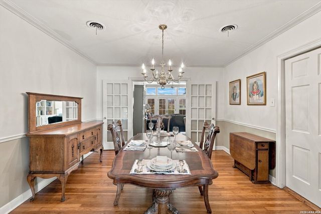 424 CANTERBURY HILL ST, Terrell Hills, TX 78209