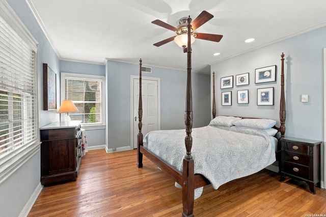 424 CANTERBURY HILL ST, Terrell Hills, TX 78209