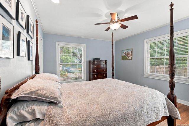 424 CANTERBURY HILL ST, Terrell Hills, TX 78209