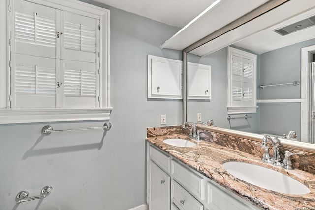 424 CANTERBURY HILL ST, Terrell Hills, TX 78209