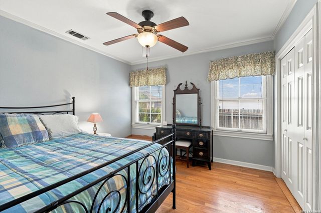 424 CANTERBURY HILL ST, Terrell Hills, TX 78209