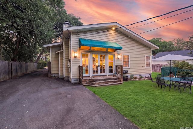 424 CANTERBURY HILL ST, Terrell Hills, TX 78209