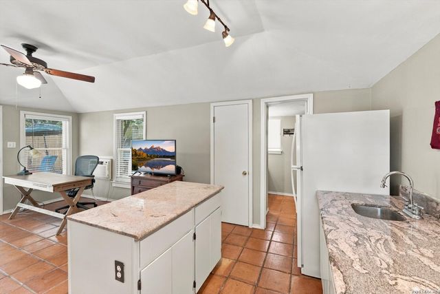 424 CANTERBURY HILL ST, Terrell Hills, TX 78209