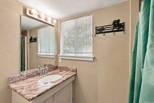 424 CANTERBURY HILL ST, Terrell Hills, TX 78209
