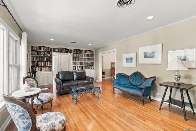 424 CANTERBURY HILL ST, Terrell Hills, TX 78209