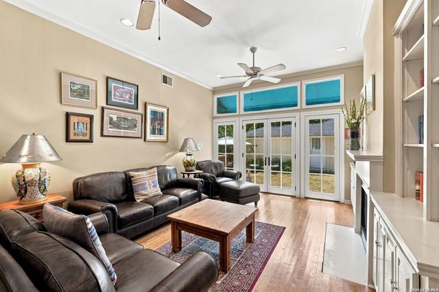 424 CANTERBURY HILL ST, Terrell Hills, TX 78209