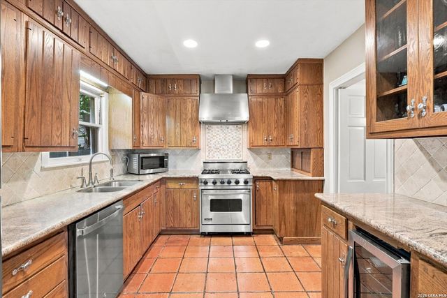 424 CANTERBURY HILL ST, Terrell Hills, TX 78209