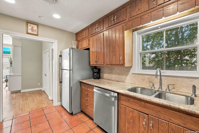 424 CANTERBURY HILL ST, Terrell Hills, TX 78209