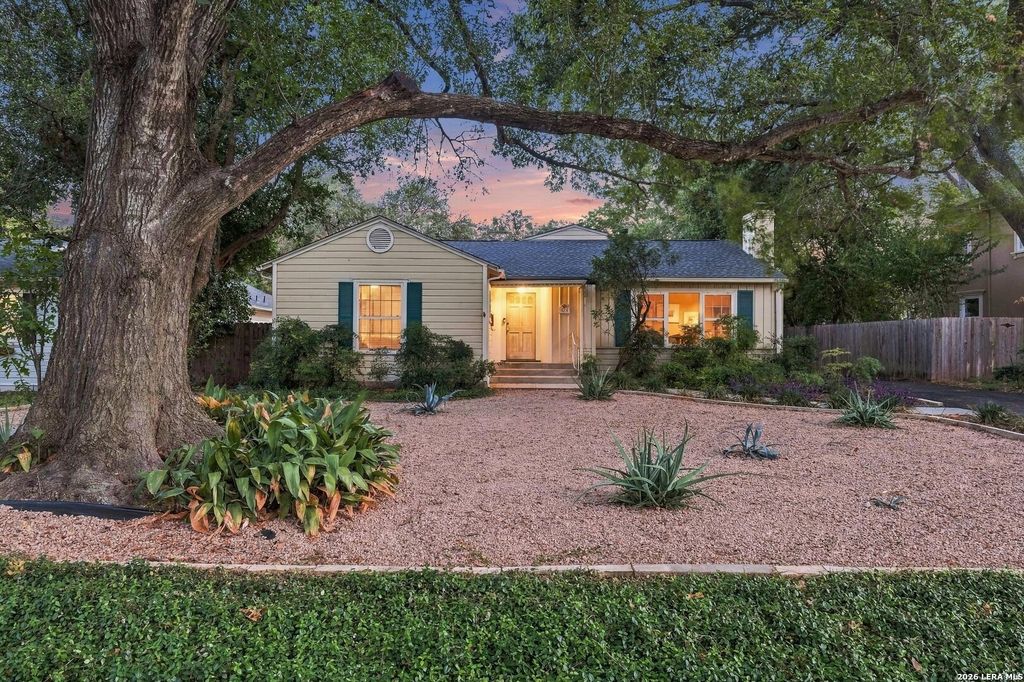 424 CANTERBURY HILL ST, Terrell Hills, TX 78209