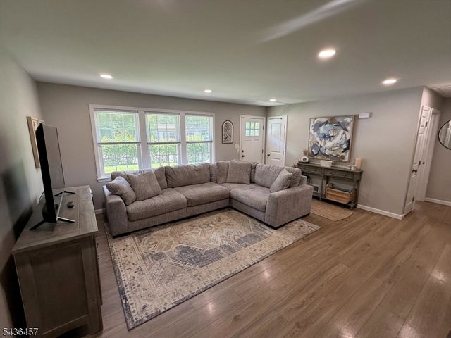 68 Dupont Ave, Hopatcong Boro, NJ 07843