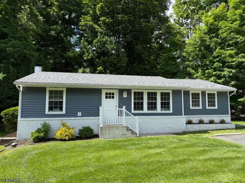 68 Dupont Ave, Hopatcong Boro, NJ 07843