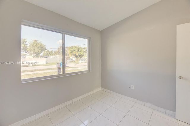 3510 SW 39th St, West Park, FL 33023