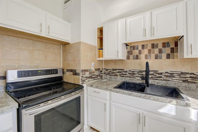 3510 SW 39th St, West Park, FL 33023