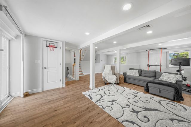 16 Cumberland Road, Jericho, NY 11753