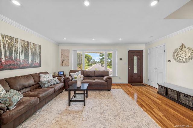 16 Cumberland Road, Jericho, NY 11753