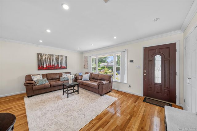 16 Cumberland Road, Jericho, NY 11753