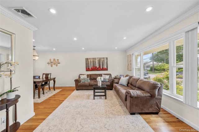 16 Cumberland Road, Jericho, NY 11753
