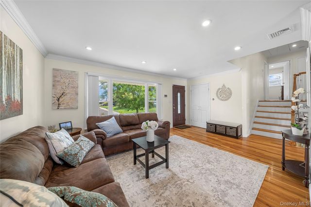16 Cumberland Road, Jericho, NY 11753