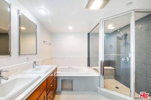 951 Granville Avenue 202, Los Angeles, CA 90049