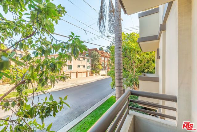 951 Granville Avenue 202, Los Angeles, CA 90049