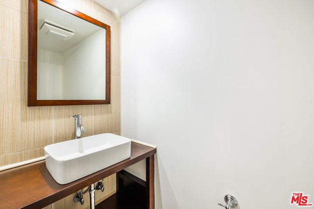 951 Granville Avenue 202, Los Angeles, CA 90049