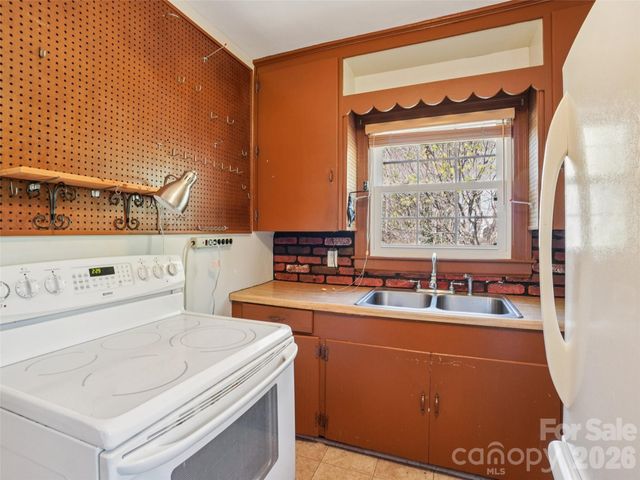 28 Kensington Drive, Asheville, NC 28805