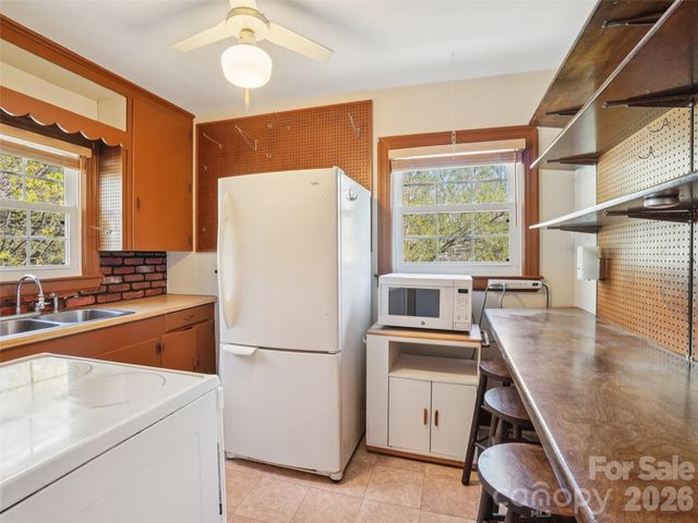28 Kensington Drive, Asheville, NC 28805