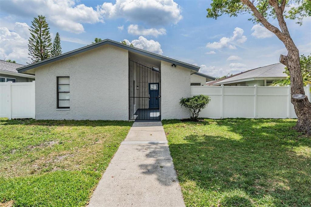 Image 38 of property listing at 11005 UNDERWOOD PLACE, Tampa, FL 33624