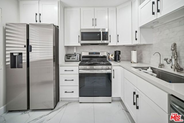7714 Via Sorrento 22, Burbank, CA 91504