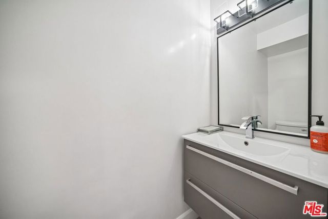 7714 Via Sorrento 22, Burbank, CA 91504