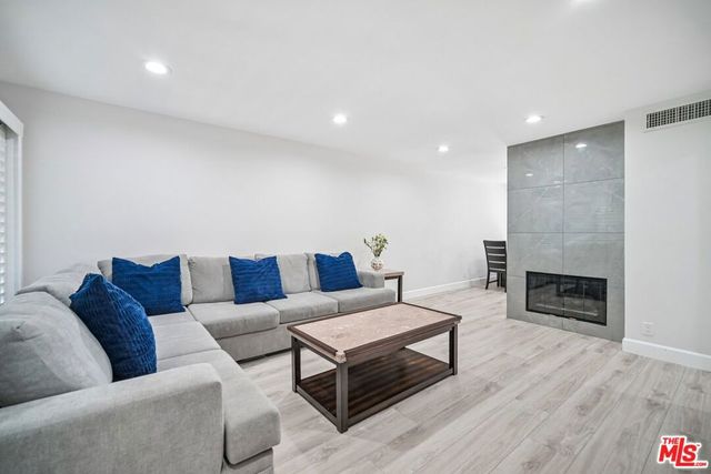 7714 Via Sorrento 22, Burbank, CA 91504