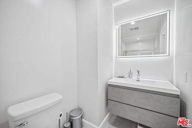 7714 Via Sorrento 22, Burbank, CA 91504