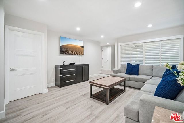 7714 Via Sorrento 22, Burbank, CA 91504