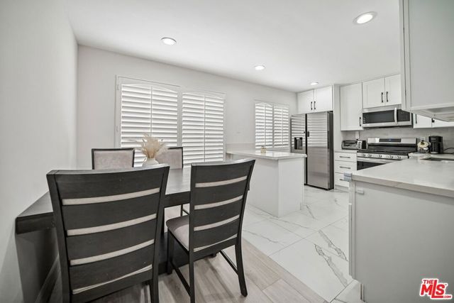 7714 Via Sorrento 22, Burbank, CA 91504
