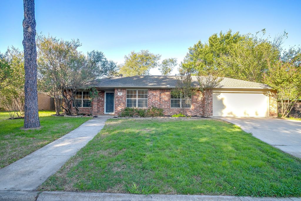 109 Briarwood Drive, Kennedale, TX 76060 — exterior