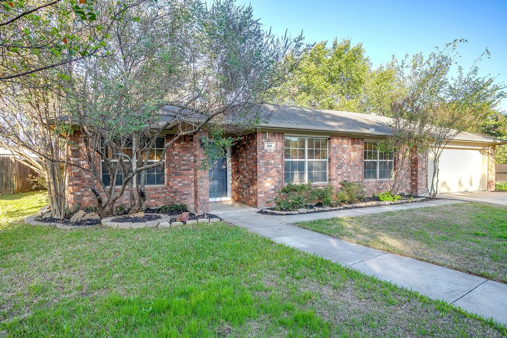 109 Briarwood Drive, Kennedale, TX 76060 — photo 2