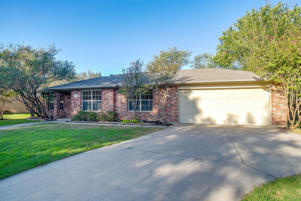109 Briarwood Drive, Kennedale, TX 76060 — photo 3
