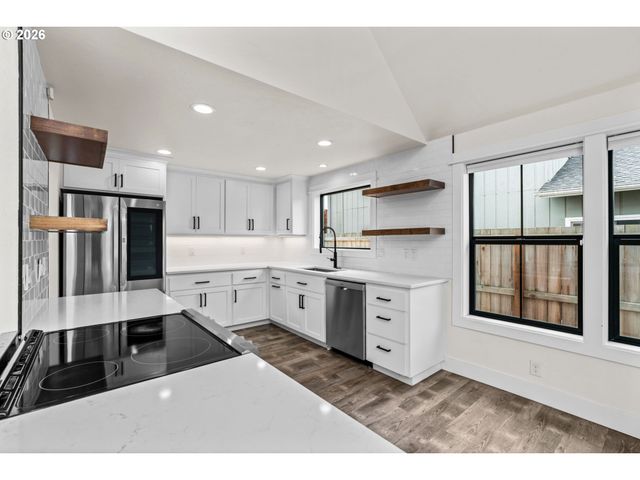 855 CALVIN St, Eugene, OR 97401