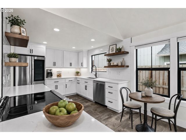 855 CALVIN St, Eugene, OR 97401