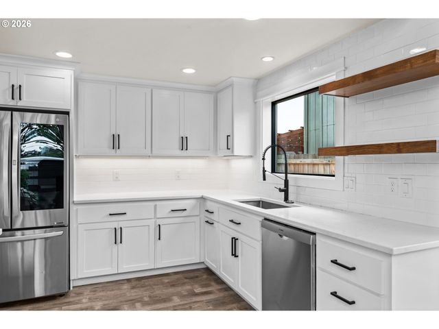 855 CALVIN St, Eugene, OR 97401