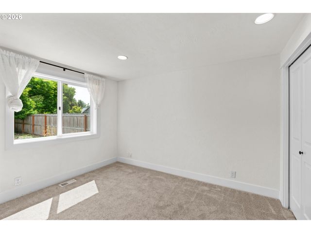 855 CALVIN St, Eugene, OR 97401