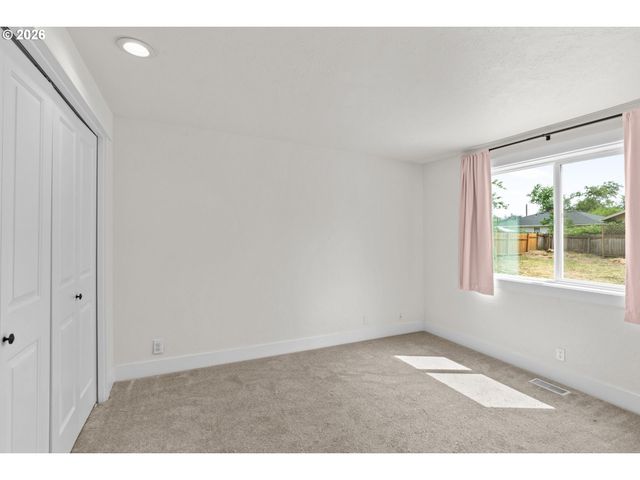 855 CALVIN St, Eugene, OR 97401