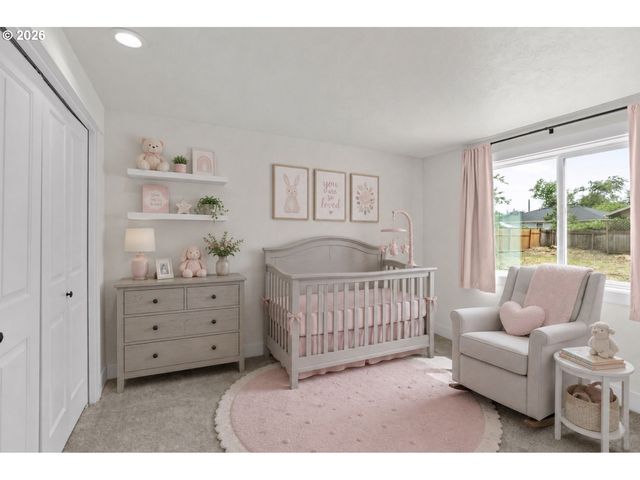 855 CALVIN St, Eugene, OR 97401