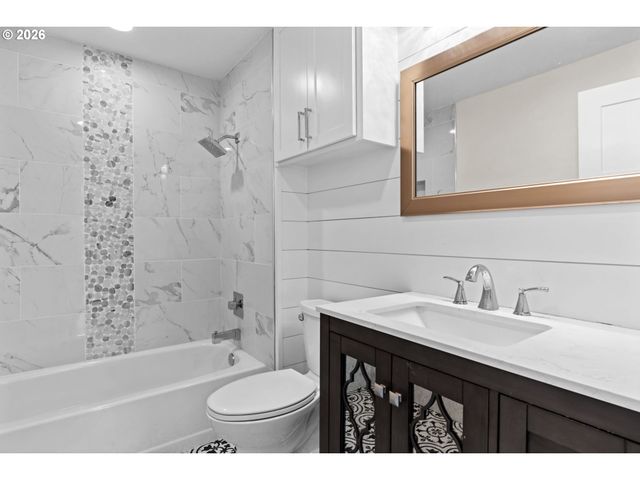 855 CALVIN St, Eugene, OR 97401