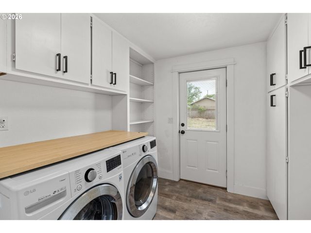 855 CALVIN St, Eugene, OR 97401