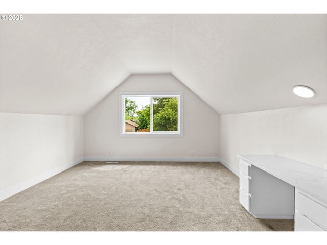 855 CALVIN St, Eugene, OR 97401