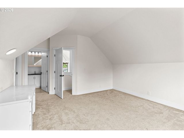 855 CALVIN St, Eugene, OR 97401