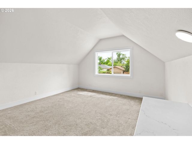 855 CALVIN St, Eugene, OR 97401