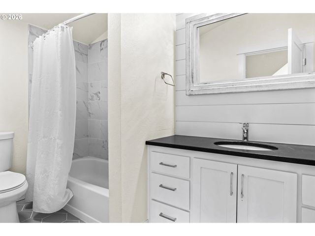 855 CALVIN St, Eugene, OR 97401