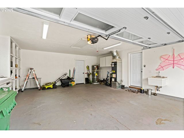 855 CALVIN St, Eugene, OR 97401